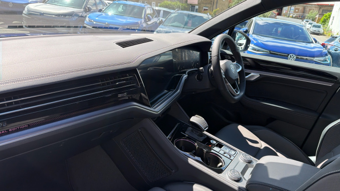 Volkswagen Touareg 3.0 V6 TDI 4Motion 286 Final Edition 5dr Tip Auto Diesel Estate - Image 2